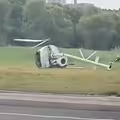 直升機尾部斷裂翻滾　機上兩人遭劇烈猛甩