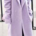 李沁現身機場，身穿香芋紫大衣搭配短靴，瀟洒又不乏時尚感