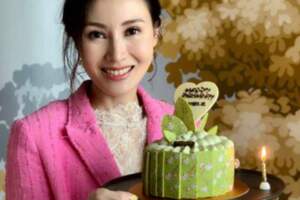 闊太李嘉欣過生日這麼低調，穿粉西裝格外減齡，一看就是被寵上天