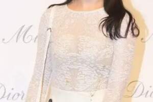 「仙女姐姐」劉亦菲太大膽了穿白色鏤空服秀身材撩發姿勢好美