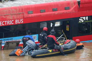 24歲女搭上「死亡公車」慘遭滅頂　死前最後對話曝：司機在破窗…