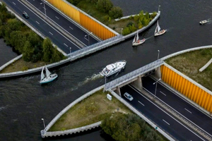 橋上過船，橋下過車！超狂大橋車輛全駕駛在湖下面「開車視角曝光」
