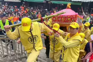 跑到雙腿無力！廖峻中風兒追白沙屯媽祖祈福