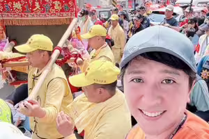 白沙屯媽祖志工竟是大咖歌手！現場幫忙發餐點 狂被信眾求合照
