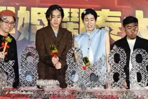 Billkin敲冰太用力！冰塊飛向攝影師 泰國男神雙手合十道歉狂喊：對不起