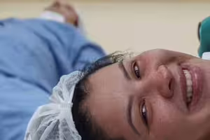 爸爸在生產過程中昏倒，影片畫面讓網友笑翻