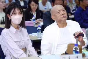 專訪》80歲凌峰撒嬌喊嫩妻「媽媽」 腦內仍藏血塊新近況曝光