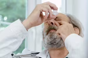 老花治療突破！「新型眼藥水」研究揭超驚人效果