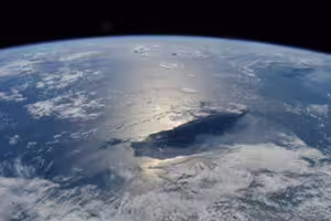 「護國神山」太空視角曝光！萬人感動驚呼：難怪颱風都被斬爛