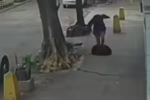 人孔蓋變陷阱！女子慘瞬間墜落下水道