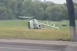 直升機尾部斷裂翻滾 機上兩人遭劇烈猛甩 直升機尾部斷裂翻滾 機上兩人遭劇烈猛甩