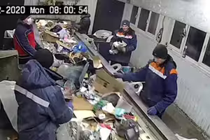 垃圾壓縮前見可疑袋子 工人打開心碎了 垃圾壓縮前見可疑袋子 工人打開心碎了