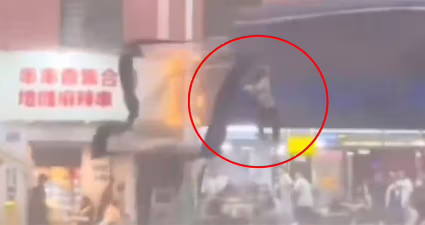突刮狂風暴雨　店員死抓雨棚騰空飛起