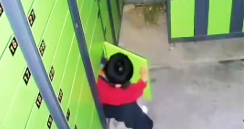 男童貪玩爬進包裹櫃　同伴失手關門慘了