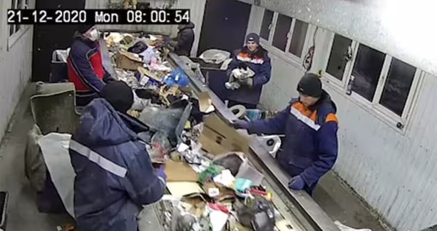 垃圾壓縮前見可疑袋子　工人打開心碎了