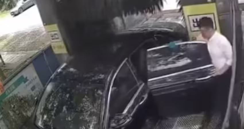 洗車機器在運轉　男做出1決定出事了