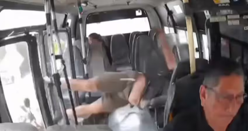 公車司機忘記關車門　竟救了騎士一命