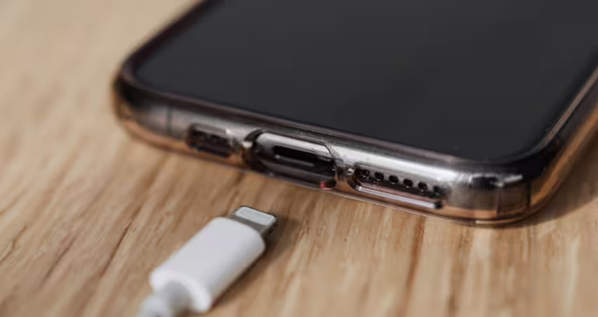 手機「只充到80%」才不傷電池？蘋果破解真相：減短壽命元凶其實是它