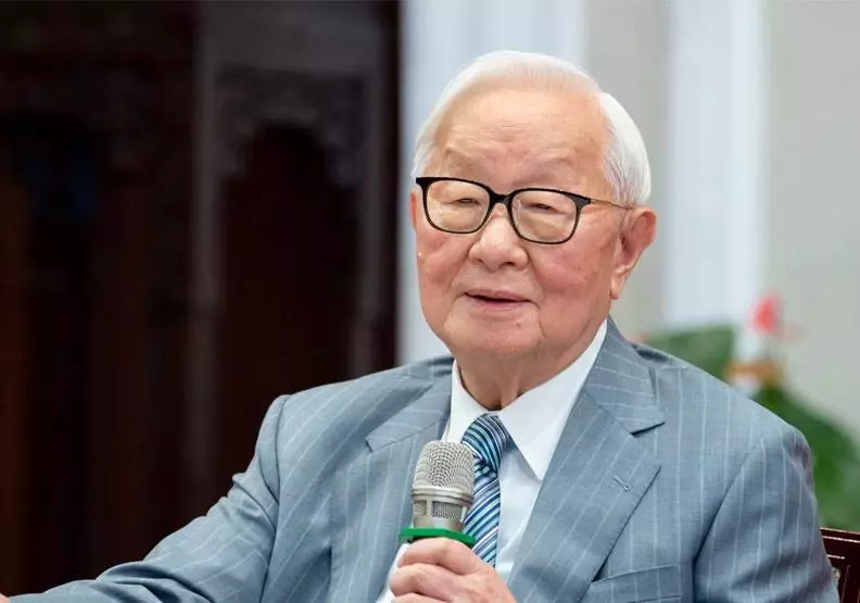 張忠謀喜迎91大壽，退休3年近況曝光，把全部時間都留給太太，70年來每月堅持念兩本英文書，自律惹贊！