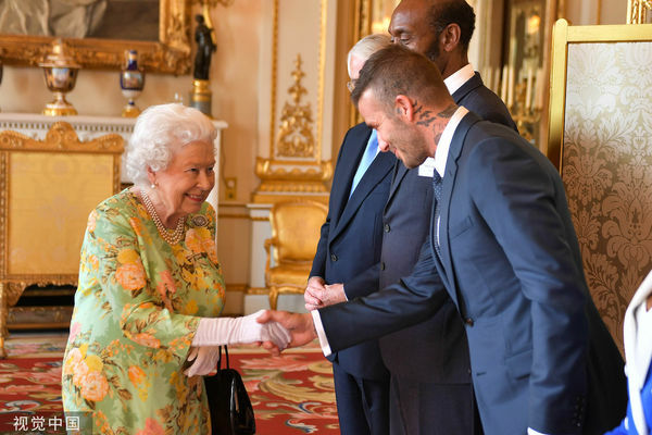 ▲▼貝克漢與英國女王伊莉莎白二世握手。（圖／CFP）