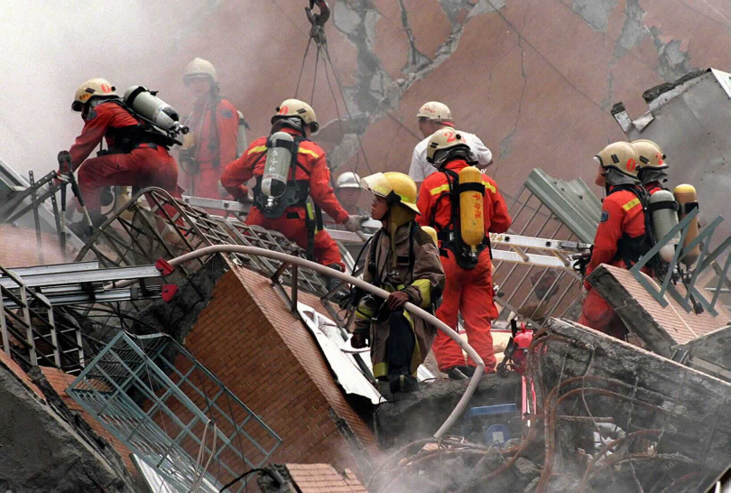 ▼消防人員在東星大樓瓦礫堆中搶救受難者。（圖／CTWANT）