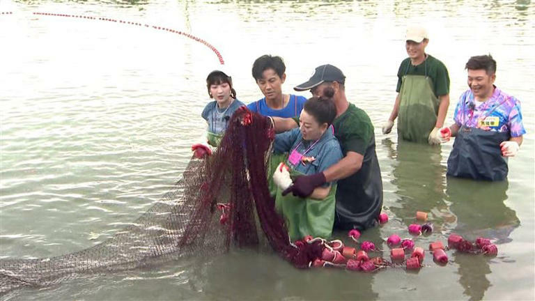 職人跟楊繡惠(中)互動充滿粉紅泡泡。(圖/民視提供) 職人跟楊繡惠(中)互動充滿粉紅泡泡。(圖/民視提供)