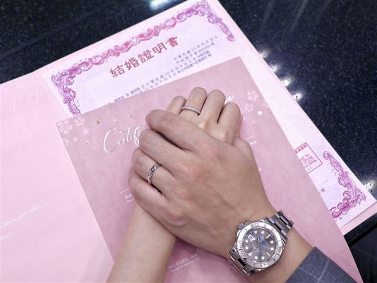 謝翔雅貼出無名指套牢照。(圖/翻攝自臉書) 謝翔雅貼出無名指套牢照。(圖/翻攝自臉書)