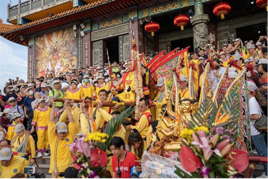 為期五天的桃園護國宮夜境繞巡昨天盛大開始,圖中為太子爺公坐釘椅起駕。(圖/桃園護國宮) 為期五天的桃園護國宮夜境繞巡昨天盛大開始,圖中為太子爺公坐釘椅起駕。(圖/桃園護國宮)