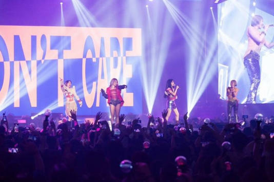 2NE1時隔10年舉行演唱會!BIGBANG GD、大聲、SE7EN、Gummy、WINNER都來了,網:「好想念YG Family」 2NE1時隔10年舉行演唱會!BIGBANG GD、大聲、SE7EN、Gummy、WINNER都來了,網:「好想念YG Family」