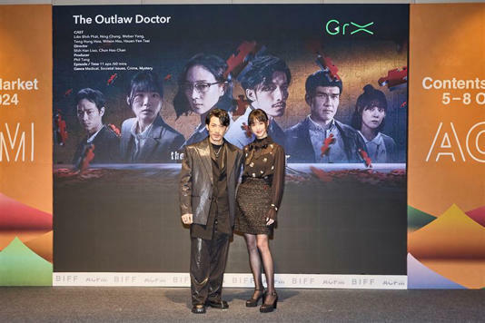 連炳發(左)、張鈞𡩋出席犯罪劇情影集《The Outlaw Doctor 化外之醫》國際發布會。(圖/瀚草文創提供) 連炳發(左)、張鈞𡩋出席犯罪劇情影集《The Outlaw Doctor 化外之醫》國際發布會。(圖/瀚草文創提供)