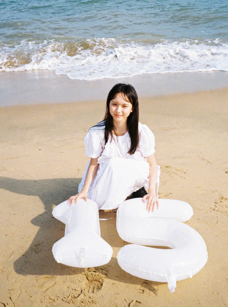 劉楚恬到海邊玩耍,拍15歲生日寫真。(圖/翻攝自劉楚恬 微博) 劉楚恬到海邊玩耍,拍15歲生日寫真。(圖/翻攝自劉楚恬 微博)