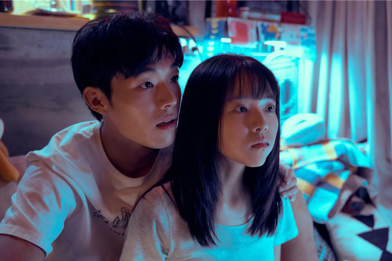 牧森(左)劇中默默支持女友的夢想,被封工具人男友。(Netflix提供) 牧森(左)劇中默默支持女友的夢想,被封工具人男友。(Netflix提供)