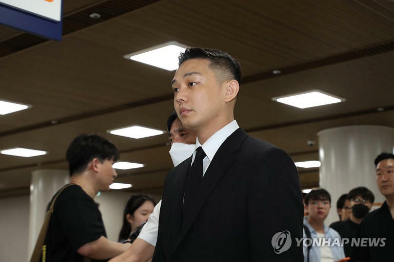 资料图片:9月3日,在首尔瑞草区的首尔中央地方法院,演员刘亚仁走向法庭。 韩联社/联合采访团 资料图片:9月3日,在首尔瑞草区的首尔中央地方法院,演员刘亚仁走向法庭。 韩联社/联合采访团