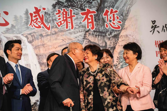 吳伯雄與妻子戴美玉結婚60週年,舉辦鑽石婚宴。(圖:吳伯雄辦公室提供) 吳伯雄與妻子戴美玉結婚60週年,舉辦鑽石婚宴。(圖:吳伯雄辦公室提供)