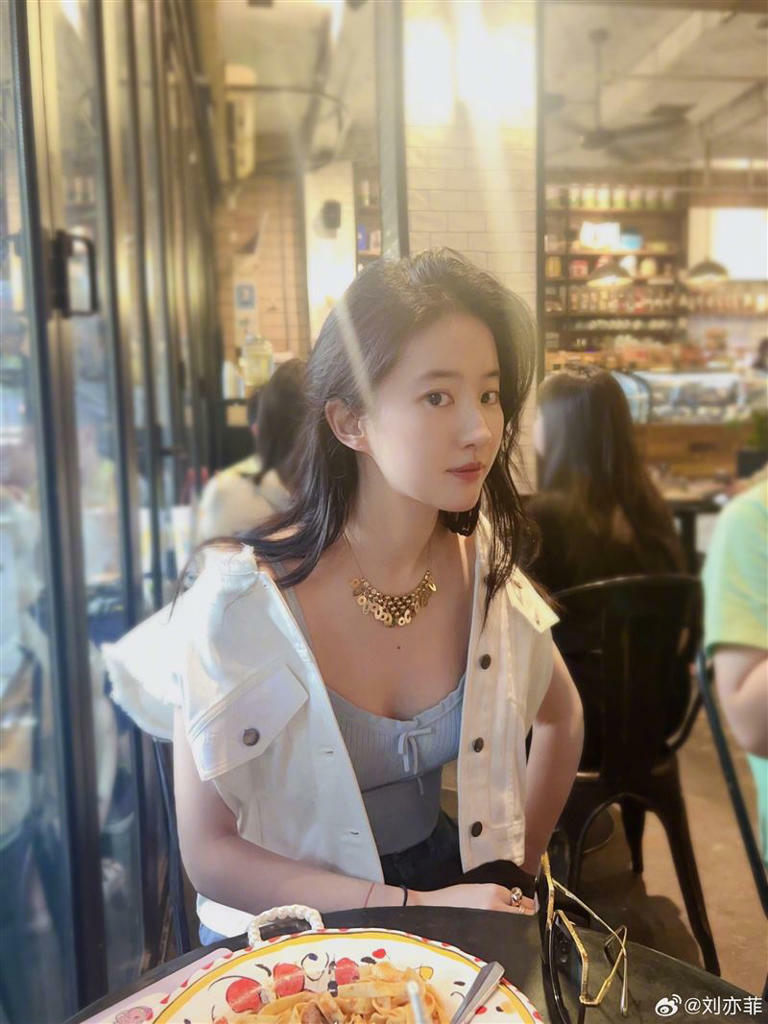 劉亦菲擁有驚人絕美顏值。(圖/翻攝自微博) 劉亦菲擁有驚人絕美顏值。(圖/翻攝自微博)