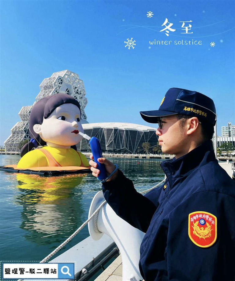 「英熙」喝鏘正在接受員警酒測中。(圖/翻攝「鹽埕警-駁二驛站」臉書) 「英熙」喝鏘正在接受員警酒測中。(圖/翻攝「鹽埕警-駁二驛站」臉書)