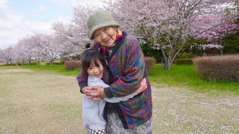 「最強阿嬤」影片記錄大家庭日常生活,時常出現和孫子們玩耍的畫面。(圖/翻攝自IG@saikyo1928) 「最強阿嬤」影片記錄大家庭日常生活,時常出現和孫子們玩耍的畫面。(圖/翻攝自IG@saikyo1928)
