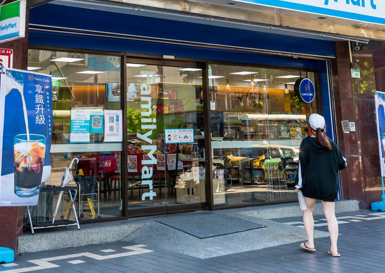 台灣超商店外都有傘架,沒想到變成韓國遊客的杯架。(示意圖:shutterstock/達志) 台灣超商店外都有傘架,沒想到變成韓國遊客的杯架。(示意圖:shutterstock/達志)