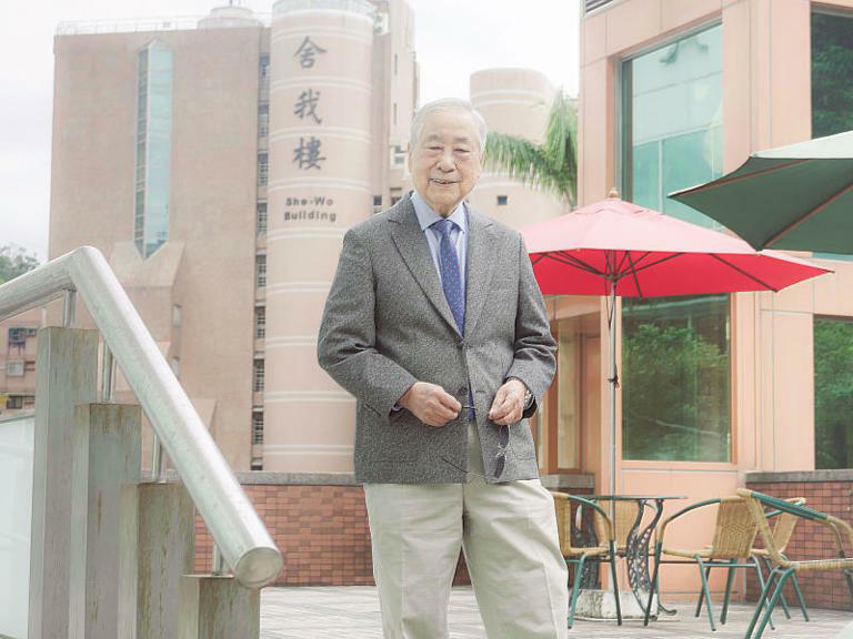 90歲李富城勇闖學術新天地,世新大學碩專班成學習首選。(世新大學提供) 90歲李富城勇闖學術新天地,世新大學碩專班成學習首選。(世新大學提供)