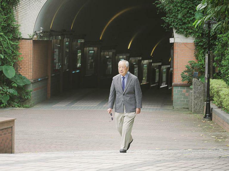 高齡90歲氣象主播李富城重拾書本,選擇世新大學碩專班助力實現學術夢。(世新大學提供) 高齡90歲氣象主播李富城重拾書本,選擇世新大學碩專班助力實現學術夢。(世新大學提供)