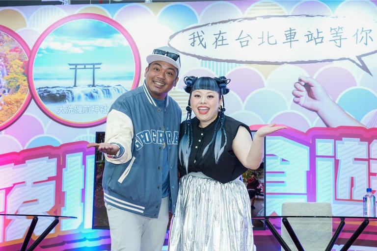 撒基努(左)跟渡邊直美24日現身台北車站大廳,為兩人合演的新片宣傳。(羅永銘攝) 撒基努(左)跟渡邊直美24日現身台北車站大廳,為兩人合演的新片宣傳。(羅永銘攝)