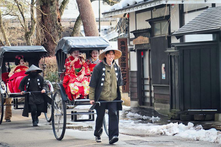 鍾欣凌搭乘人力車憂車伕抽中籤王,風田開玩笑:要付兩個人的費用(圖/桂田文化藝術基金會、桂田文創提供) 鍾欣凌搭乘人力車憂車伕抽中籤王,風田開玩笑:要付兩個人的費用(圖/桂田文化藝術基金會、桂田文創提供)