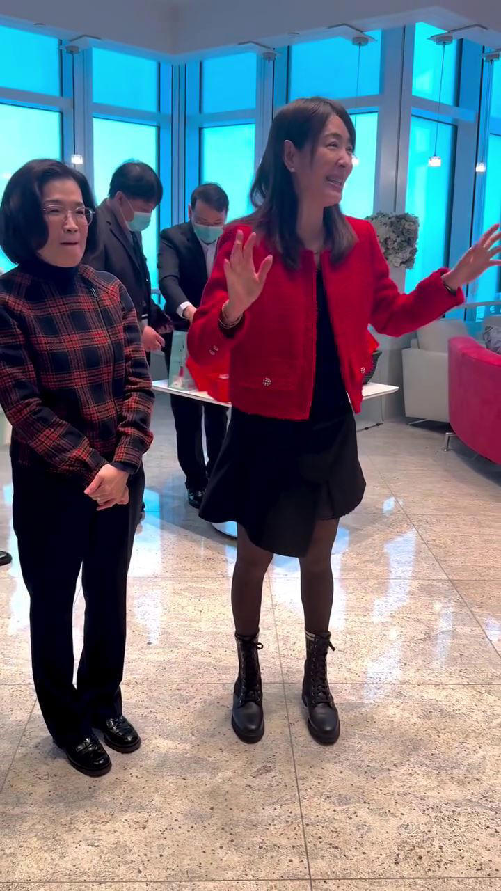 賈永婕(右)雙眼明顯紅腫。(圖/翻攝自賈永婕臉書) 賈永婕(右)雙眼明顯紅腫。(圖/翻攝自賈永婕臉書)