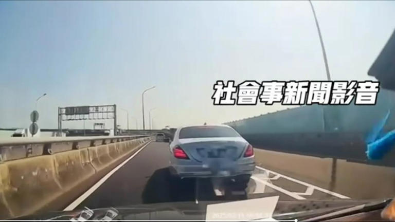賓士車疑似走錯路急煞,導致後車閃避不及追撞。(圖/翻攝社會事新聞影音) 賓士車疑似走錯路急煞,導致後車閃避不及追撞。(圖/翻攝社會事新聞影音)