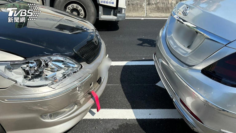 小轎車追撞前方賓士車,導致車燈破裂毀損。(圖/TVBS) 小轎車追撞前方賓士車,導致車燈破裂毀損。(圖/TVBS)