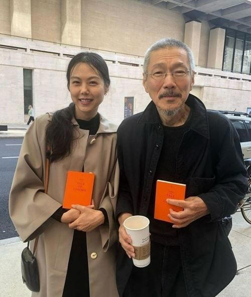 金珉禧(左)渾圓孕肚藏不住。(圖/翻攝自X) 金珉禧(左)渾圓孕肚藏不住。(圖/翻攝自X)