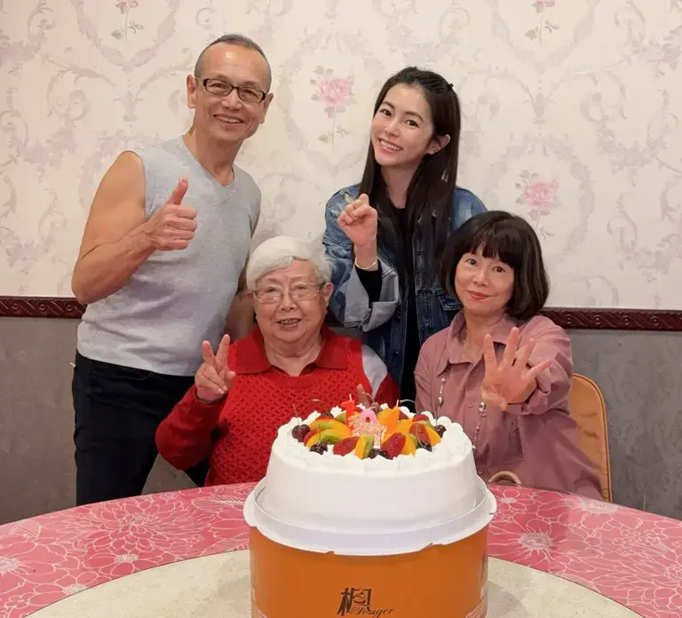 任容萱和爸媽一起慶祝外婆104歲。(任容萱臉書) 任容萱和爸媽一起慶祝外婆104歲。(任容萱臉書)