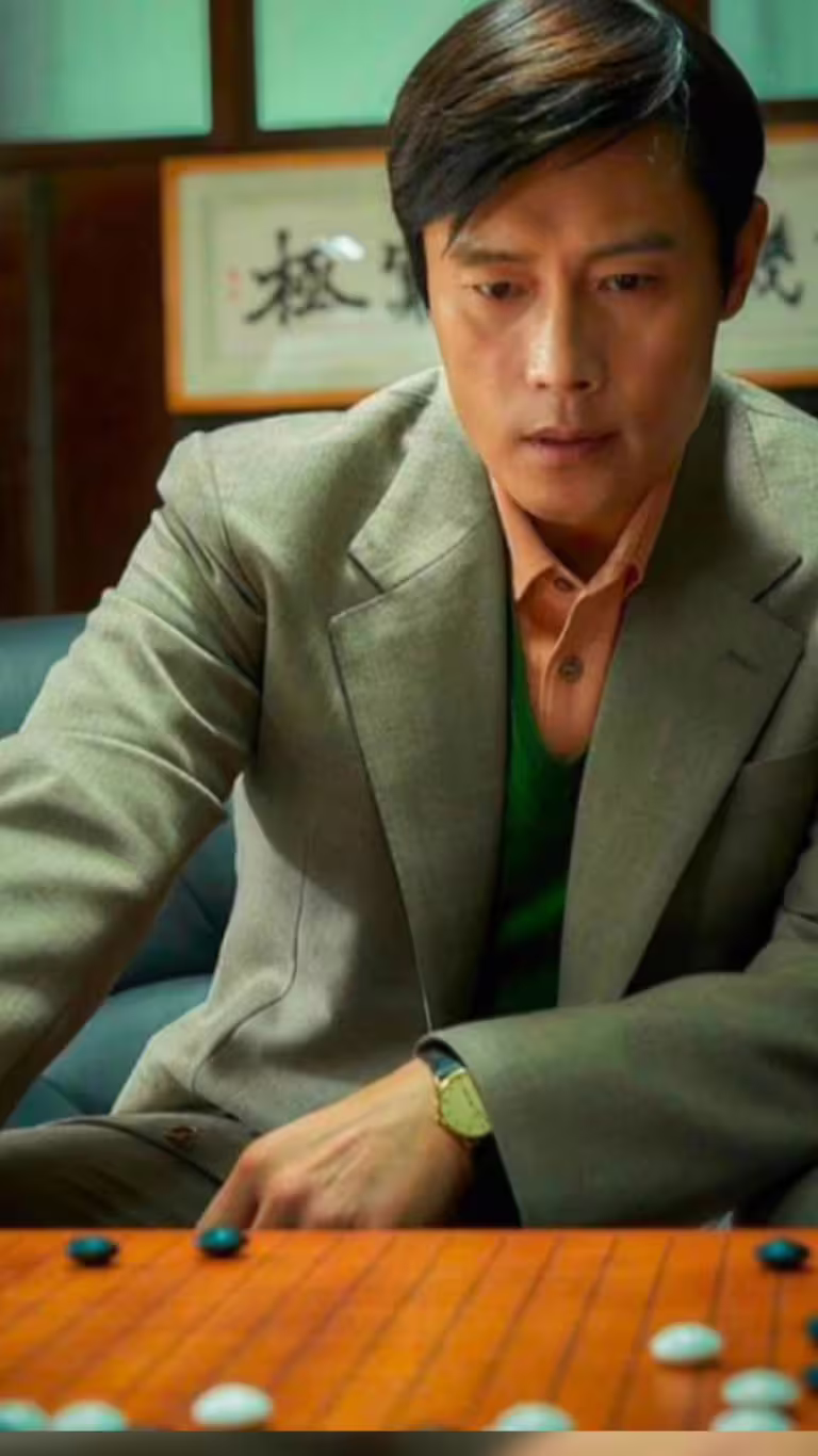 李炳憲在《終極對弈》飾演棋王。(圖/翻攝自IG) 李炳憲在《終極對弈》飾演棋王。(圖/翻攝自IG)