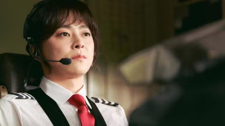 曹政奭在《變身機長》扮女裝演出。(圖/翻攝自X) 曹政奭在《變身機長》扮女裝演出。(圖/翻攝自X)