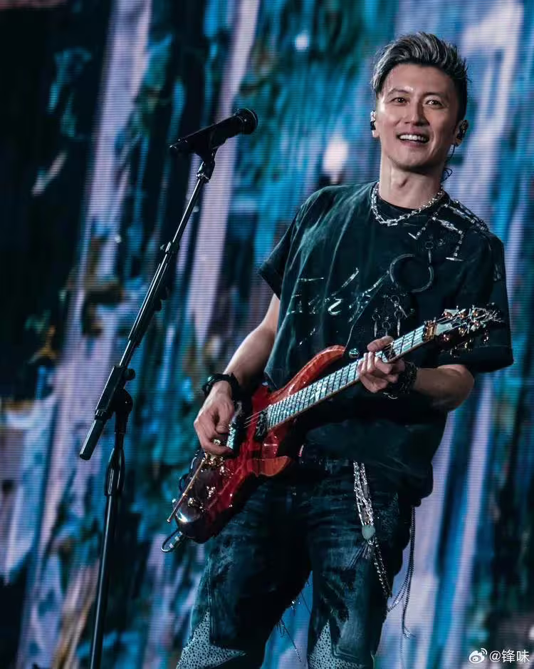 謝霆鋒近期在香港啟德體育場舉辦一連4場演唱會,媽媽狄波拉也帶著Lucas、Quintus一起在台下聆聽。(圖/翻攝自謝霆鋒微博、小紅書) 謝霆鋒近期在香港啟德體育場舉辦一連4場演唱會,媽媽狄波拉也帶著Lucas、Quintus一起在台下聆聽。(圖/翻攝自謝霆鋒微博、小紅書)